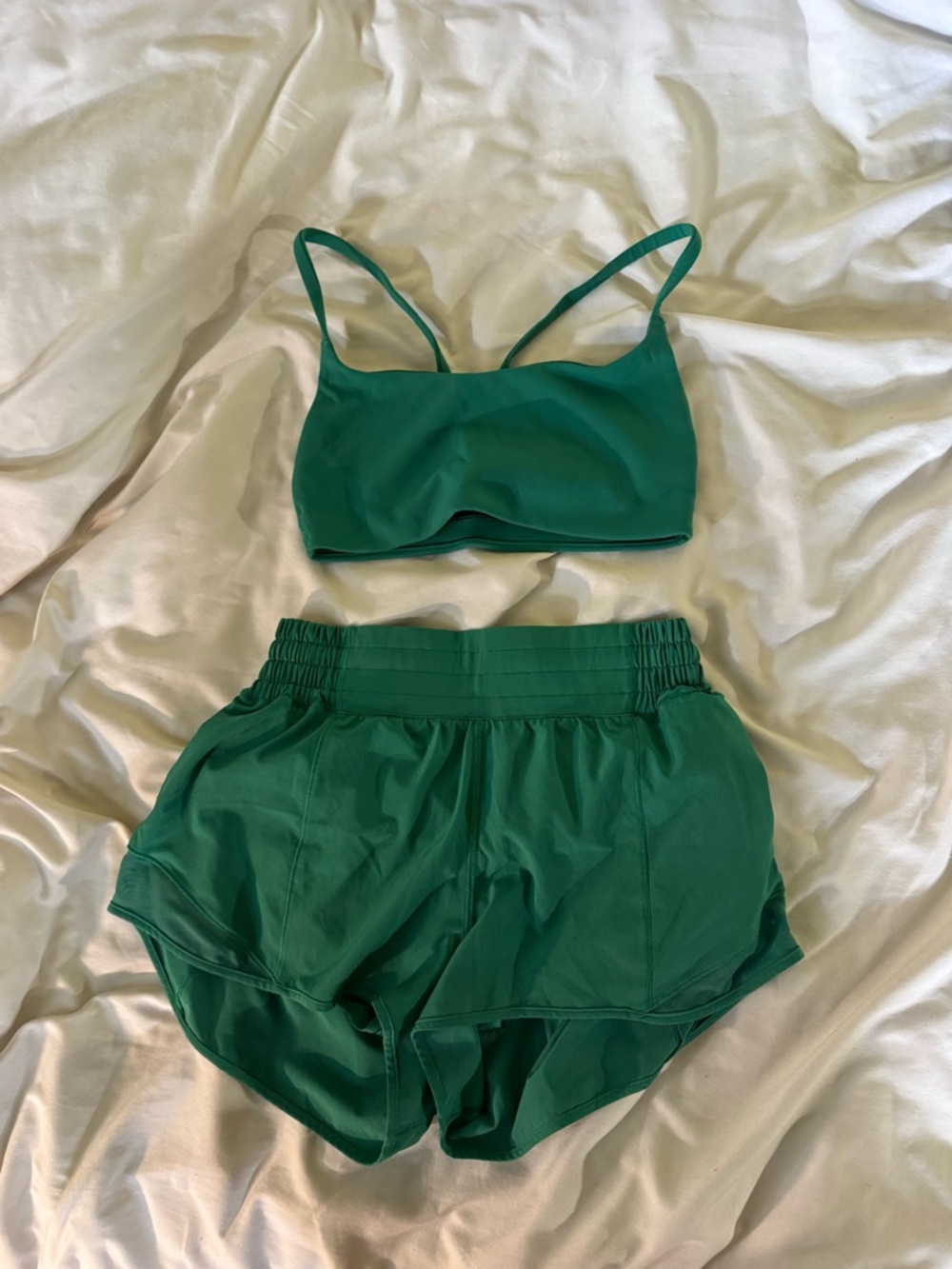 lululemon athletica high rise 2.5” hotty hot short / wunder train bra set